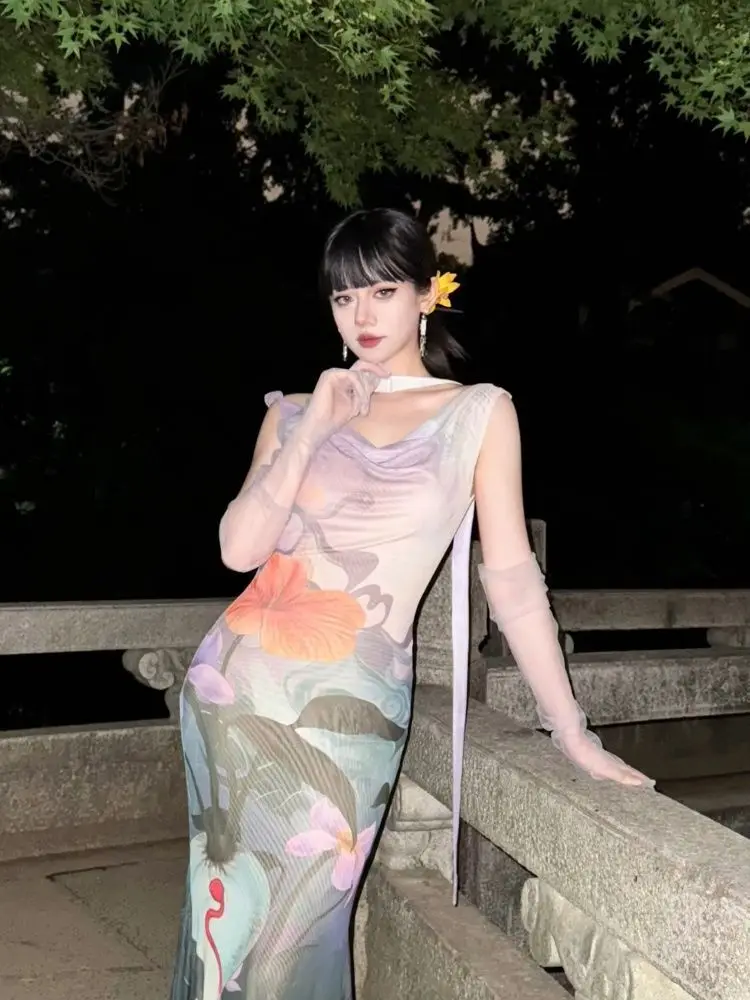 فستان Xgoth صيفي جديد فرنسي فاخر مطبوع بياقة متأرجحة بدون أكمام أرجواني للنساء فستان طويل للتخسيس على الورك