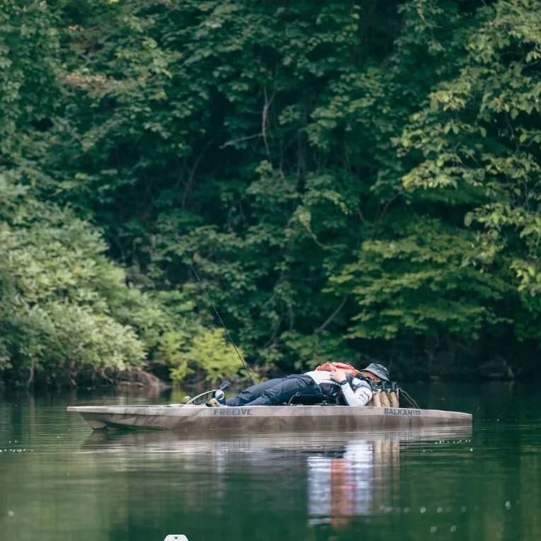 LSF barco de caiaque com pedal de motor elétrico para pesca a remo de plástico com remo de pedal