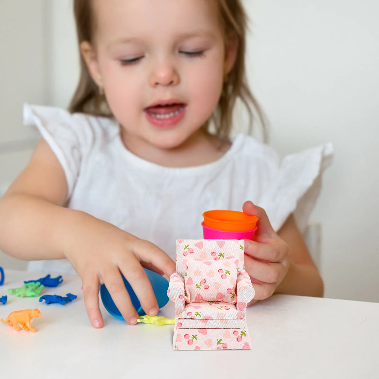 

Набор миниатюрной мебели для кукольного домика: диван и кресло, очаровательный дизайн, удобная поверхность, для детских ролевых игр, украшение для гостиной