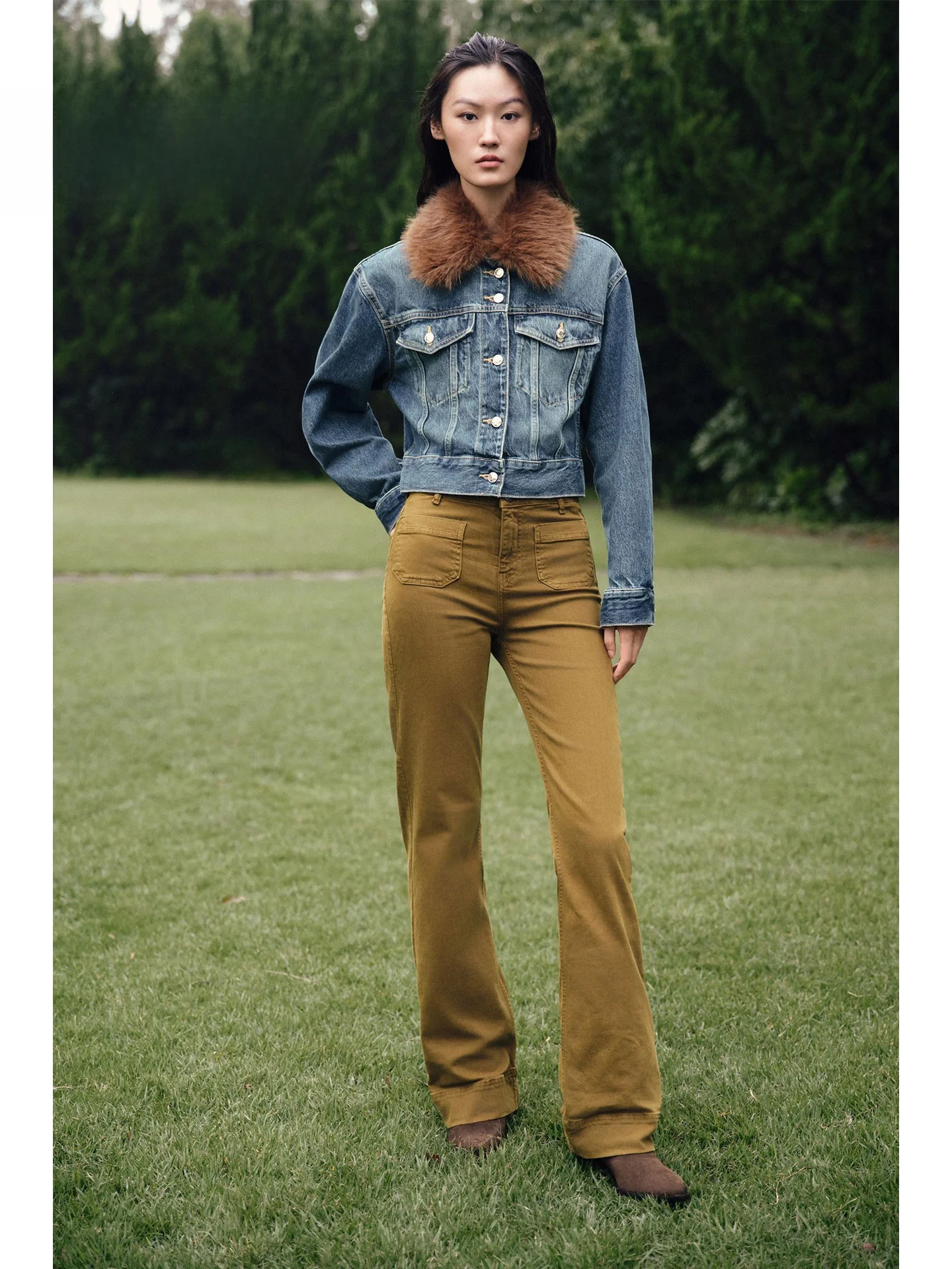 

ZAPRHA Осенняя коллекция 2025: Укороченная джинсовая куртка с эффектом искусственного меха, женская, повседневный стиль, свободный крой, длинный рукав, на пуговицах