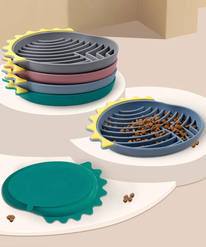 Haustierzubehör: Anti-Rutsch Slow-Feeder Napf für Hunde – Silikon-Futterstation mit Saugnapf zur Ablenkung beim Baden und Training – Detail 2