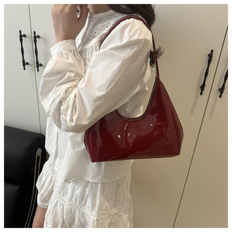 

2025 год в западном стиле, ранняя весна, новая лакированная кожа, модная, легкая и роскошная, портативная, на одно плечо, подмышками