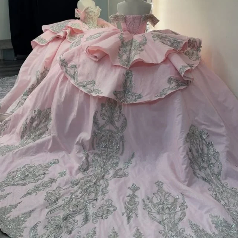 Vestido quinceanera rosa, ombro de fora, renda, cristal, glitter, decalque, cauda longa, arco, vestidos de 15 quinceanera ﻿ Personalizar