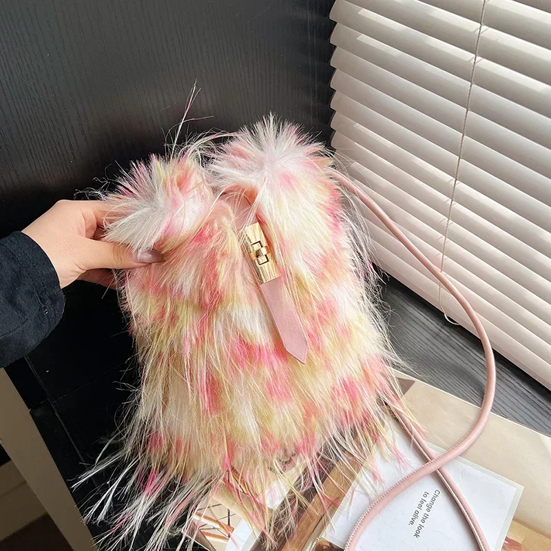 Premium Small Bag for Women 2024 Autumn/Winter New Color Hairy Mobile Phone Bag Qing Xin Cross Shoulder Bag De Enige Schoudertas