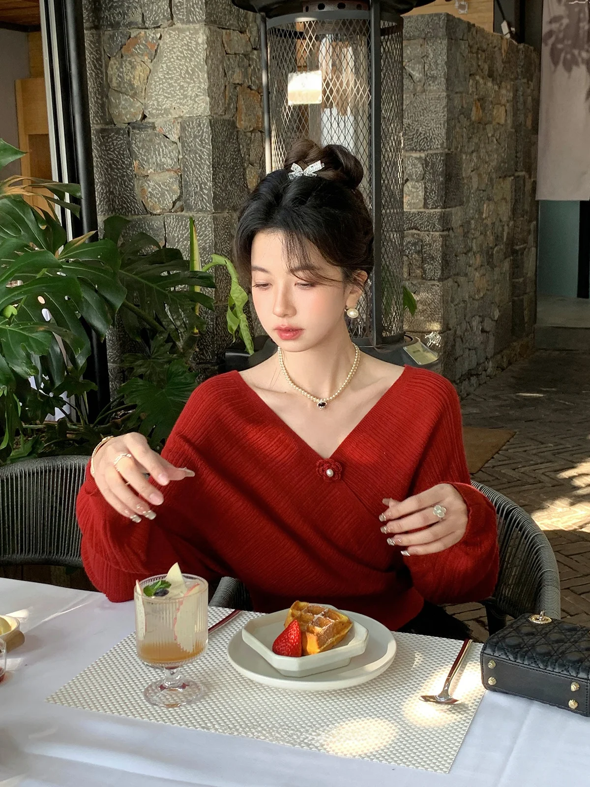 

Красная вязаная футболка с V-образным вырезом для женщин, ранневесенний топ с эффектом утяжки талии, мягкий, средней плотности, французский стиль, с длинными рукавами, стандартный крой, повседневная одежда