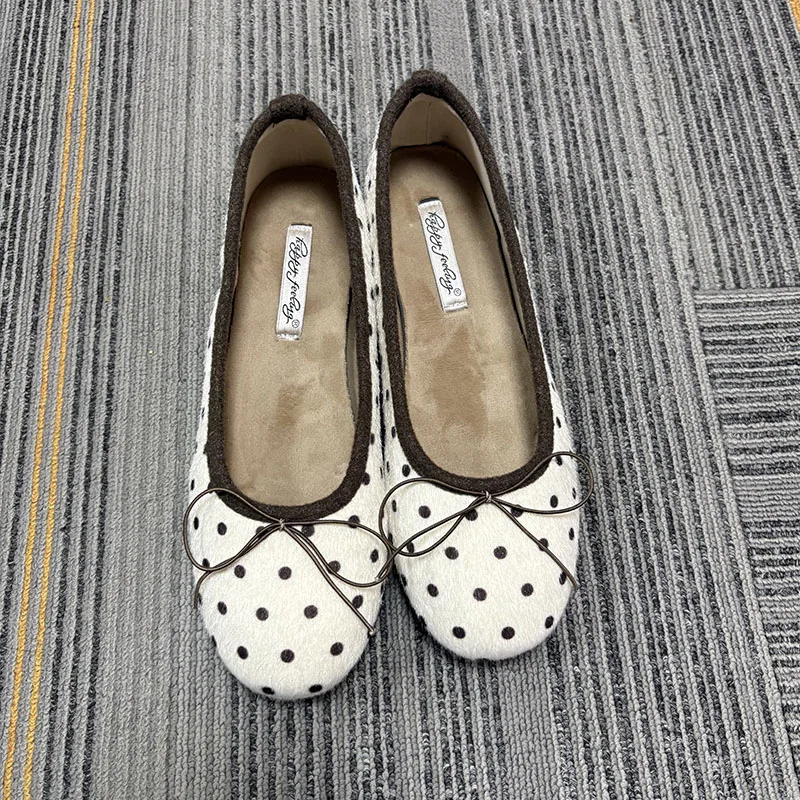 Wintermode: Flache Schuhe mit Fellbesatz, zum Hineinschlüpfen, für Damen, Ballettstil, neue Herbstkollektion, mit Schmetterlingsknoten, runde Zehen, flache Damenschuhe mit Plüschfutter. – Detail 10