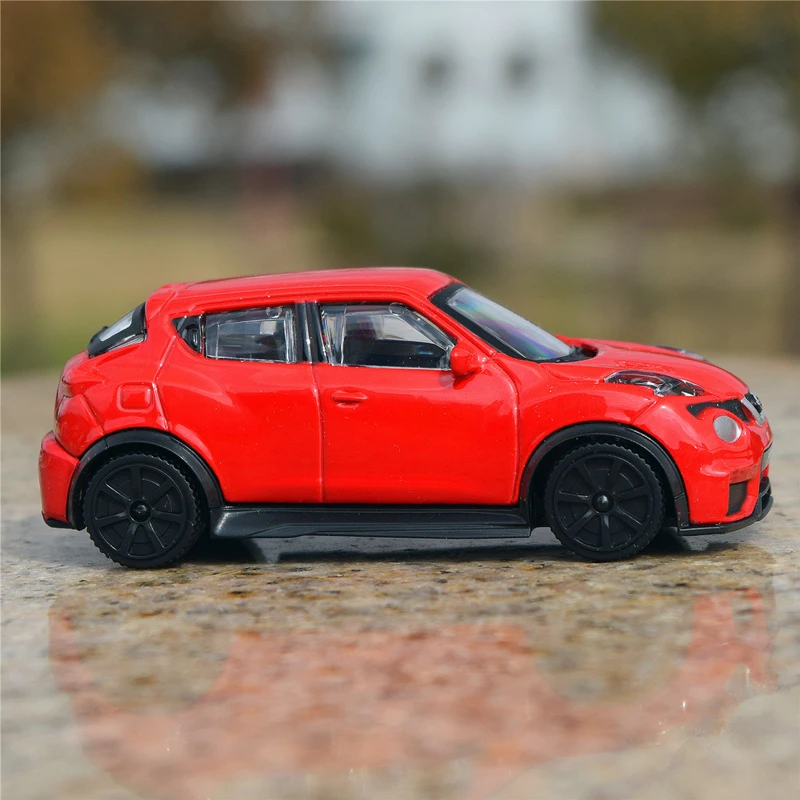 Bburago 1/43 نيسان JUKE SUV سبيكة سيارة نموذج ديكاست المعادن لعبة نموذج سيارة صغيرة محاكاة جمع ألعاب أطفال هدية الديكور