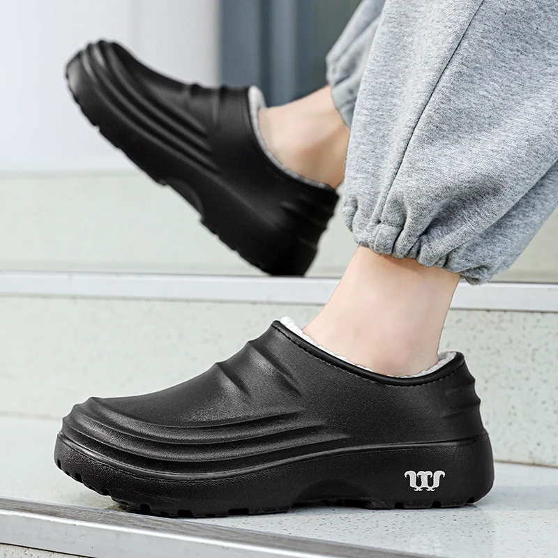 A Pair of Autumn and Winter Warm Velvet Cotton Shoes for Men and Women in the Kitchen Non-Slip Waterproof Restaurant Work Chef Shoes
