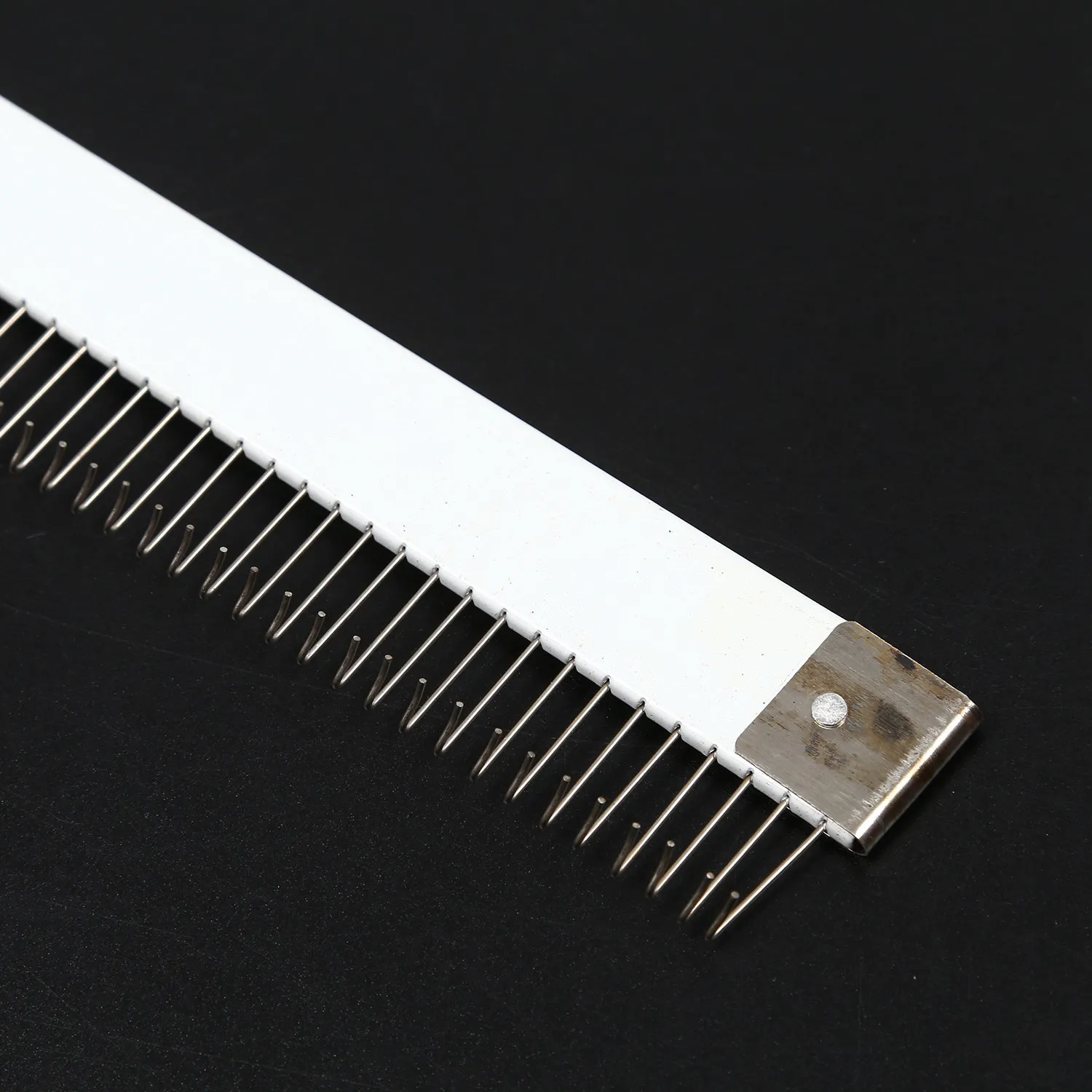 

Practical 44.5cm Stainless Steel Silver Cast on Comb Knitting Machine for All 4.5mm/9mm for Brother Knitting Machine Nee Vogue