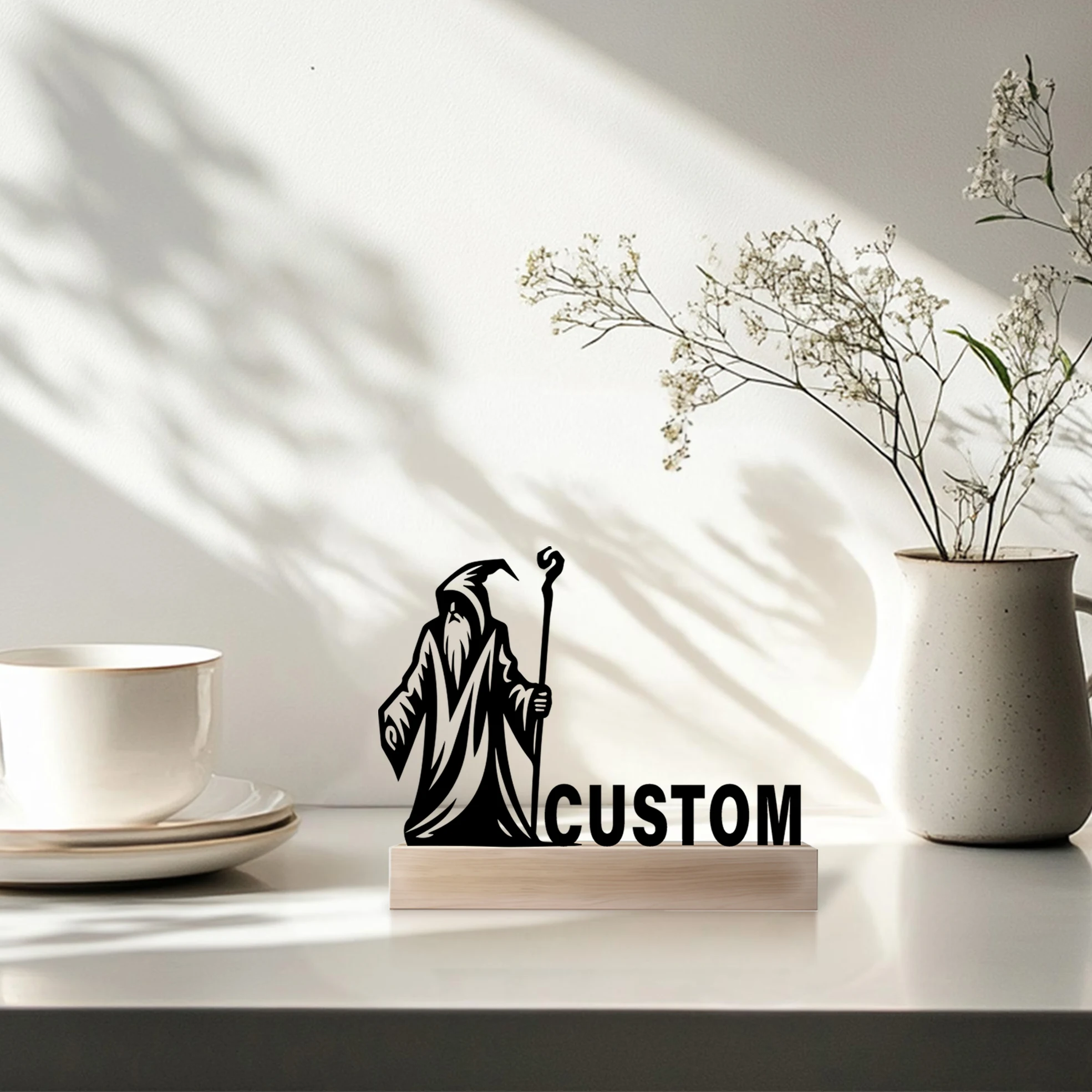 1 szt. Abstrakcyjna statuetka starego czarodzieja z personalizowanym imieniem, metalowa, z drewnianą podstawą, żelazna ozdoba, metalowa rzeźba, rękodzieło artystyczne z drewnem.