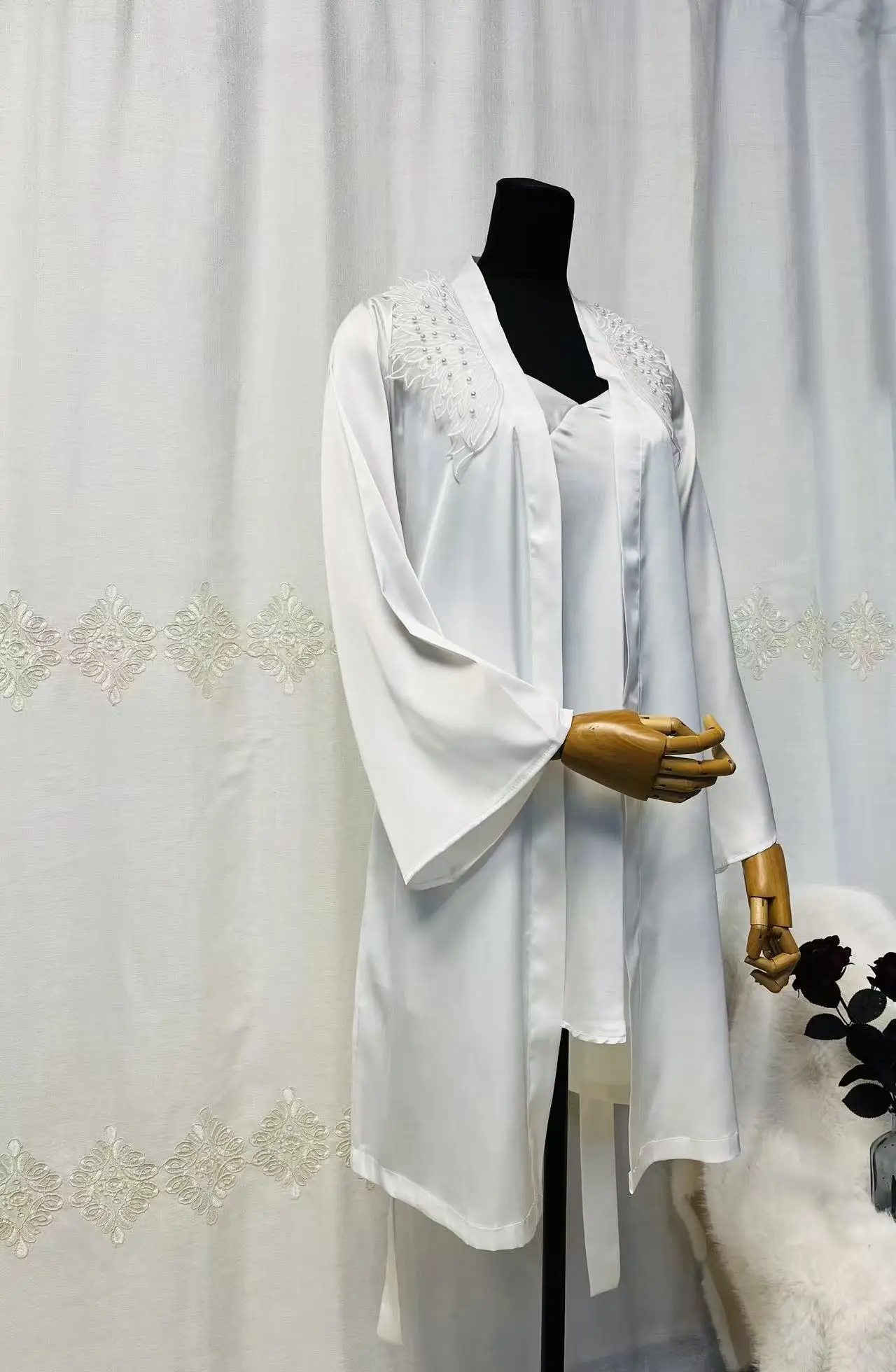 

Новый комплект из двух предметов: женский повседневный короткий халат в стиле кросс-бордер с вышивкой «Крылья ангела», приталенный, без рукавов, и камизоль.