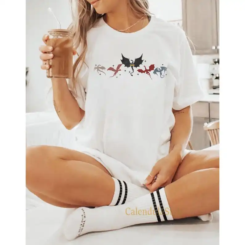 Camisa de la Universidad de Guerra de Basgiath, camiseta de la cuarta ala, camiseta del jinete del dragón, pequeña cosa violenta, cola de sordera violenta, cuarta ala Xaden