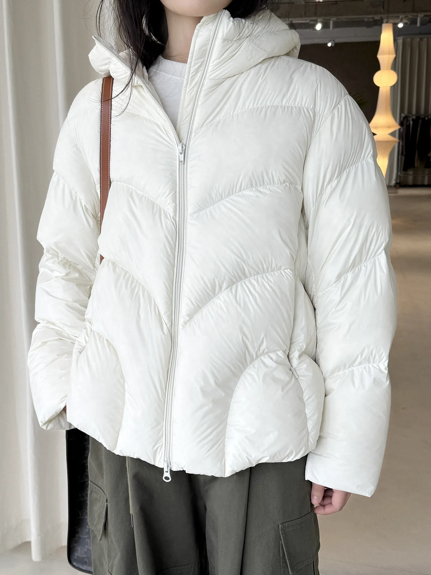 Einfache und modische Winterjacke aus weißer Entendaunen mit Kordelzug am Saum, lockere und warme Jacke für Damen