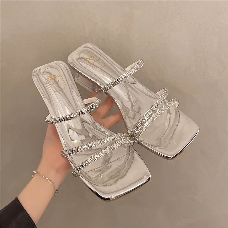 

Летние модные тапочки со стразами и квадратным носком