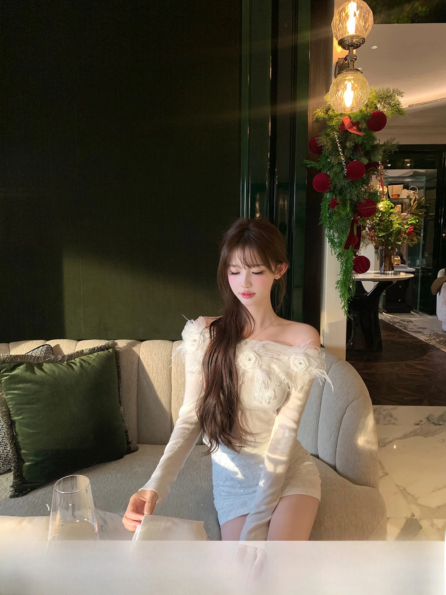 

YOLI Zhang Yuli Rose Memory White 3D Flower Knitted Sweater Women's One oulder Slimming Wool Top Casual Sle Regular Fit