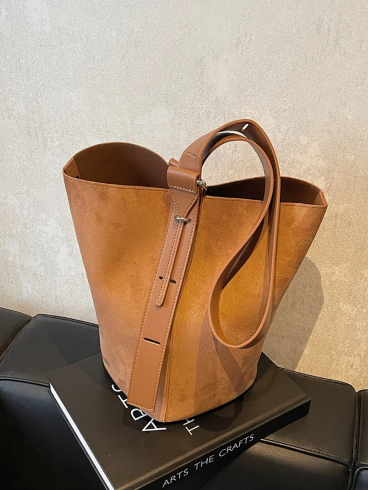 Retro Frosted Bucket Bag 2024 Autumn New Tote Bag Large Capaci Commuter Maillard Shoulder Messenger Bag Women