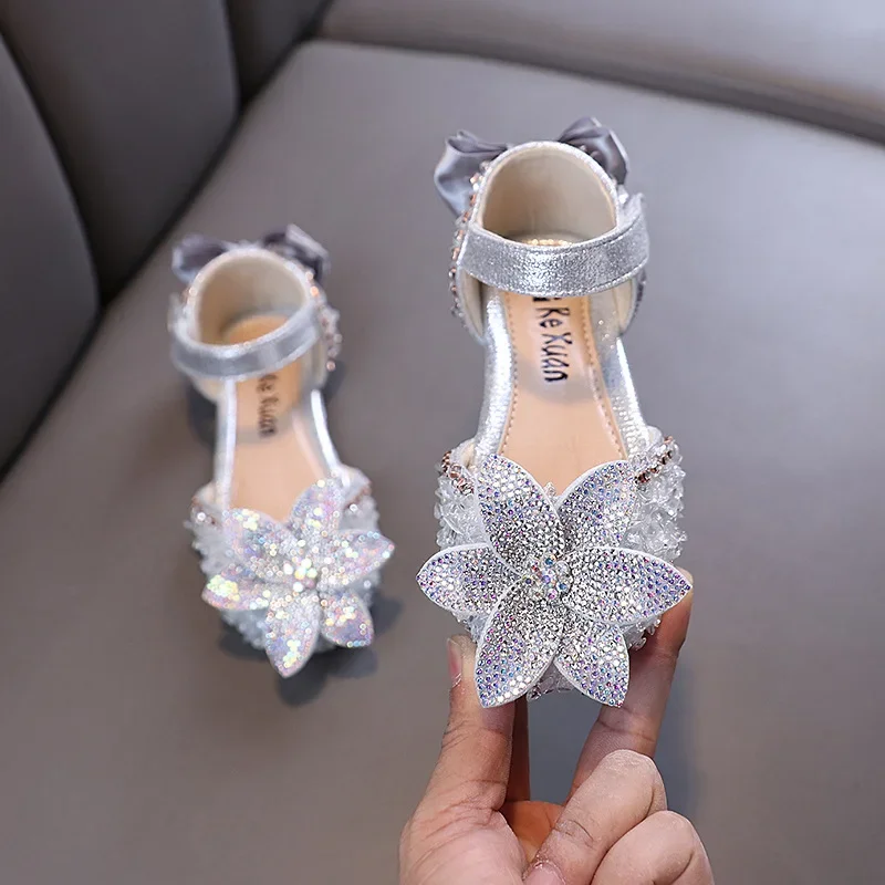

Летние сандалии для маленьких девочек, новинка 2023 года, весенние детские сандалии на плоской подошве для свадебной вечеринки, милые детские модельные туфли принцессы с бантом и блестками