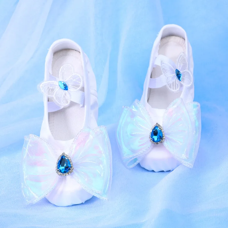 รองเท้าบัลเล่ต์แบบนุ่มพร้อมโบว์สีขาวน่ารัก รองเท้าซ้อมเต้นสำหรับเด็กผู้หญิง ทำจากผ้าซาติน เหมาะสำหรับการแสดงของเด็กผู้หญิง พร้อมโบว์ผูก