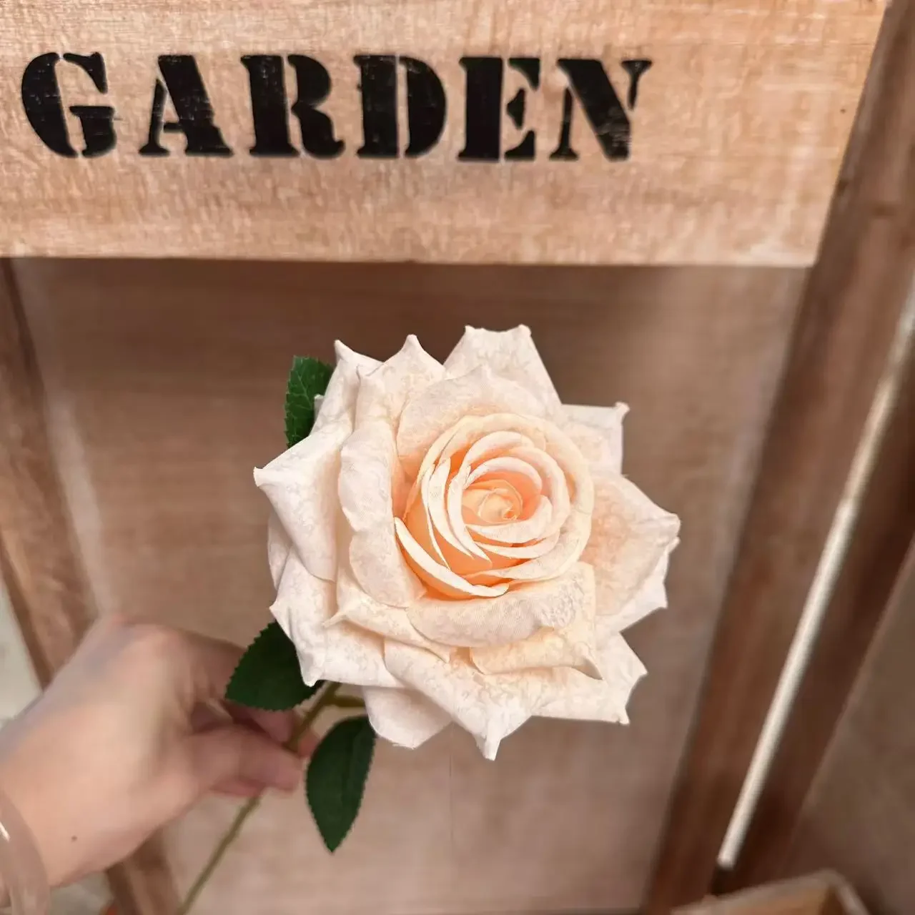 10/20 Stück Seidenrosen in Schwarz, Cappuccino-Farbe, künstliche Blumen, Restaurantdekoration, realistische Rosenzweige mit geschwungenem Rand, Kunstblumen. – Detail 18