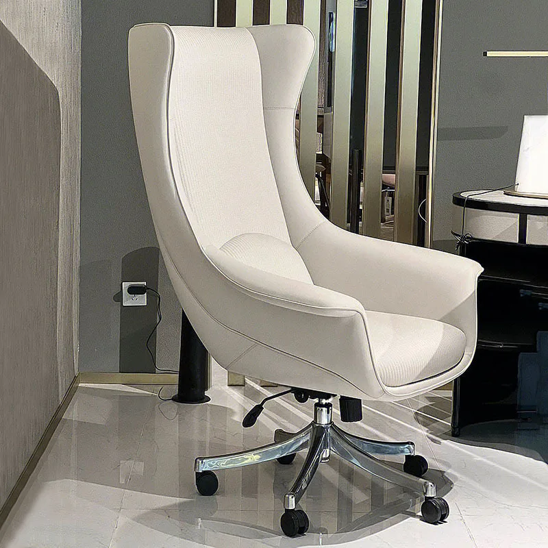 Schreibtische und Stühle aus Leder