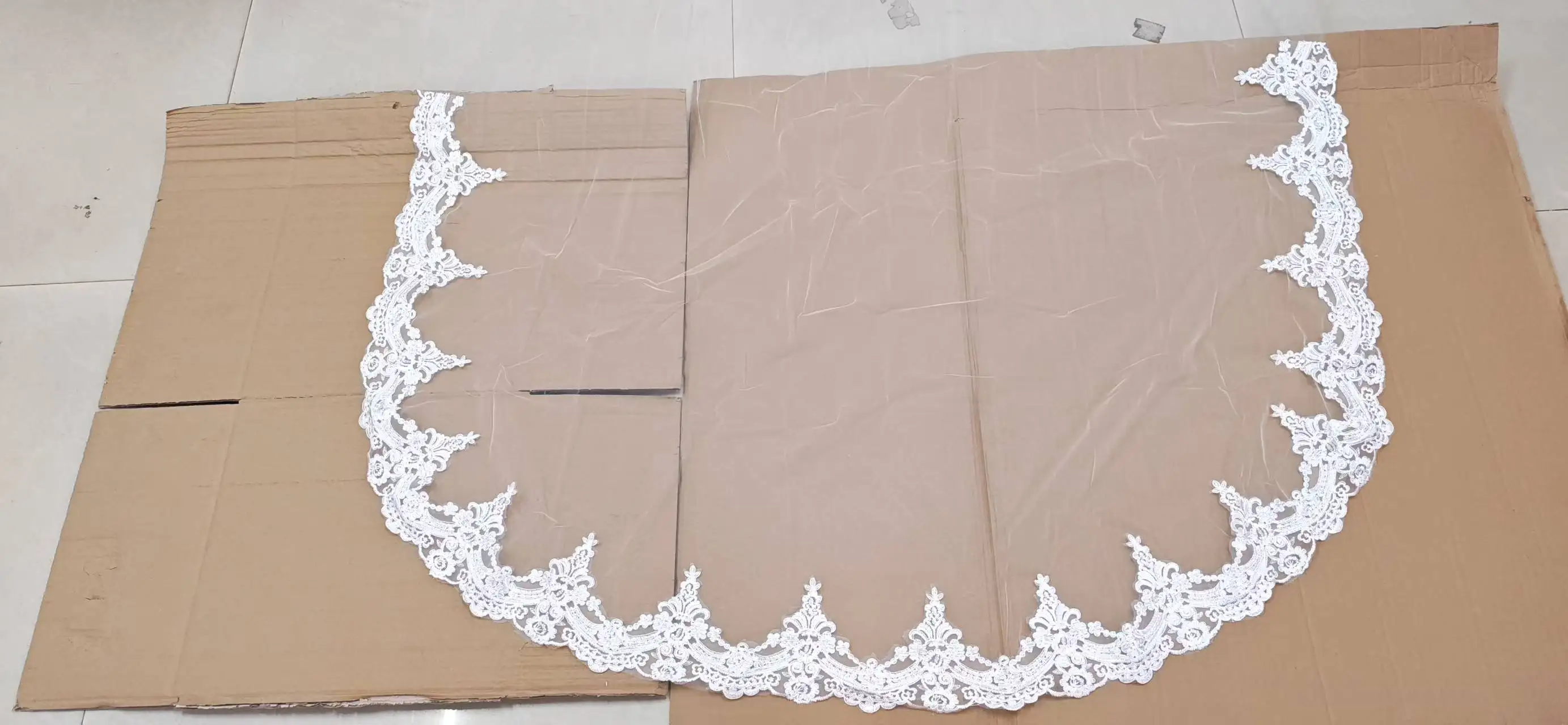Heißer Verkauf Eleganter Blumen-Spitzenrand-Applikationen-Schleier mit Kamm, 1-stufiger Schleier, 3 m x 1,5 m lang, Kathedralenlänge, Hochzeits-Braut-Accessoires – Detail 4