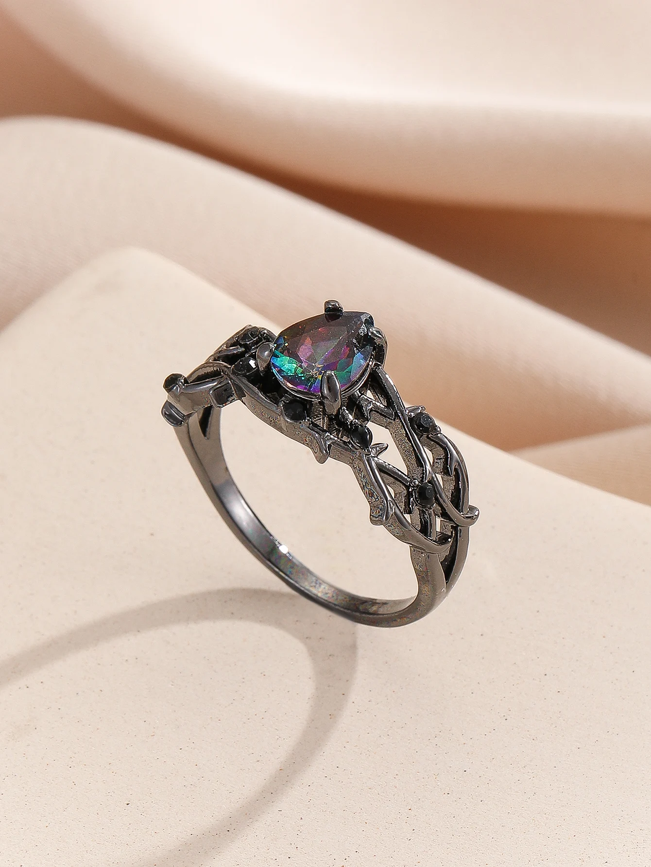 Luxury Gun Black Cubic Zircon Ring Creative Vine Ring Classic Wedding New Dazzling Ladies Accessories Jewelry