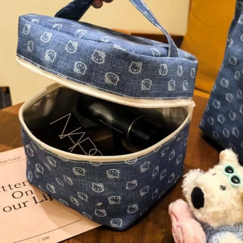 

Hello Kitty Fashion Makeup Bag Girl Heart Large Capacity Handbag Travel Portable Handbag Wholesale Kawaii Women Accessories