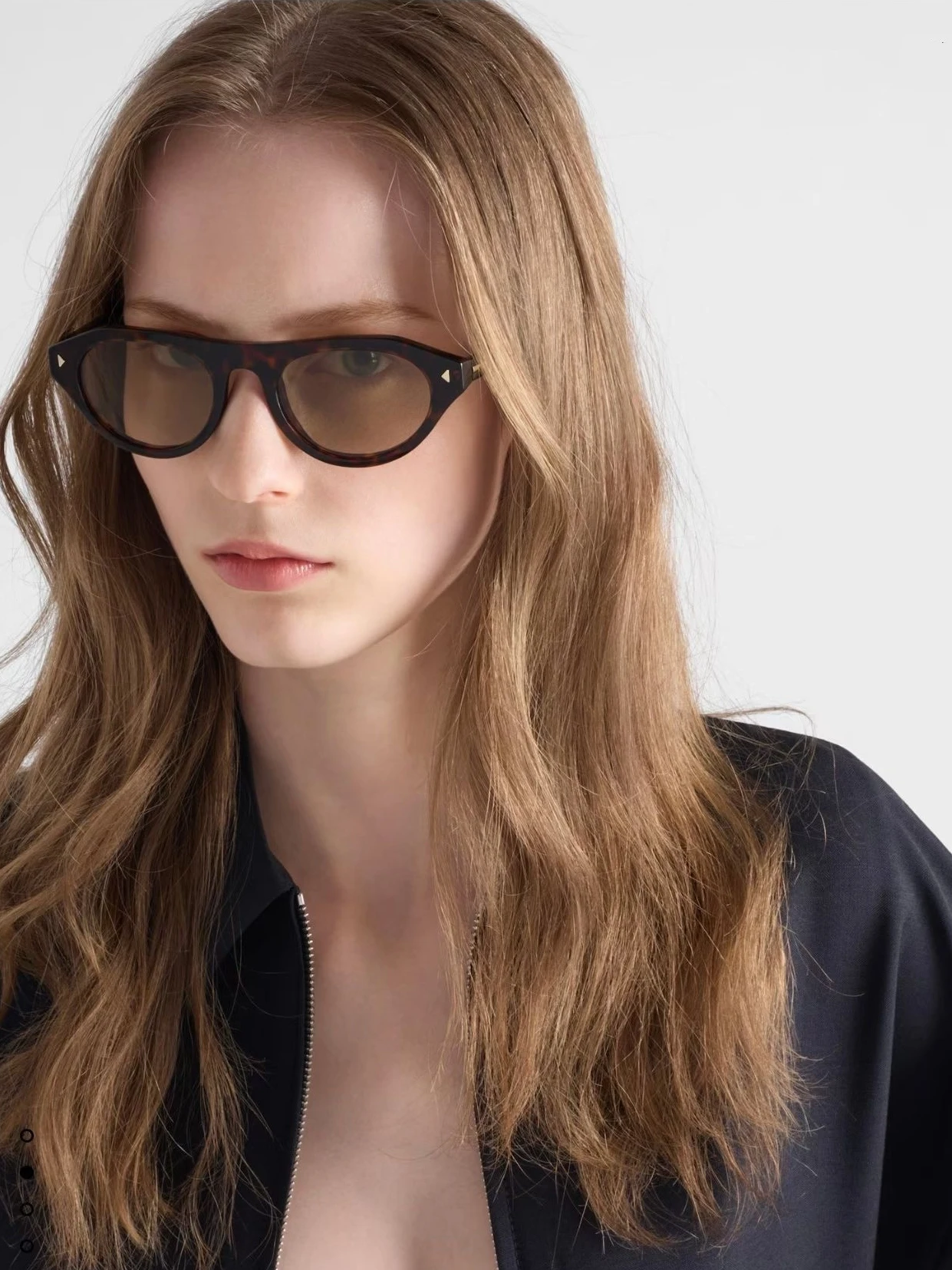 lunettes-de-soleil-tendance-pour-femmes-protection-uv-elevee-lunettes-de-soleil-elegantes-pour-hommes-en-materiau-de-qualite