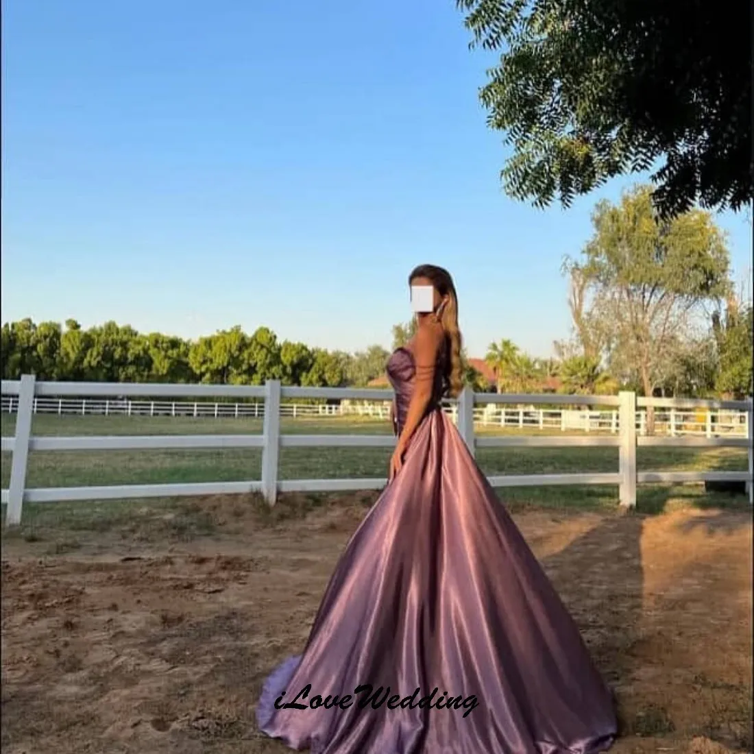 فساتين سهرة أرجوانية مخصصة على شكل حرف v 2025 ساتان أنيق على شكل حرف a للحفلات الراقصة فساتين رسمية سويب تراين مطوي فستان حفلات نسائي