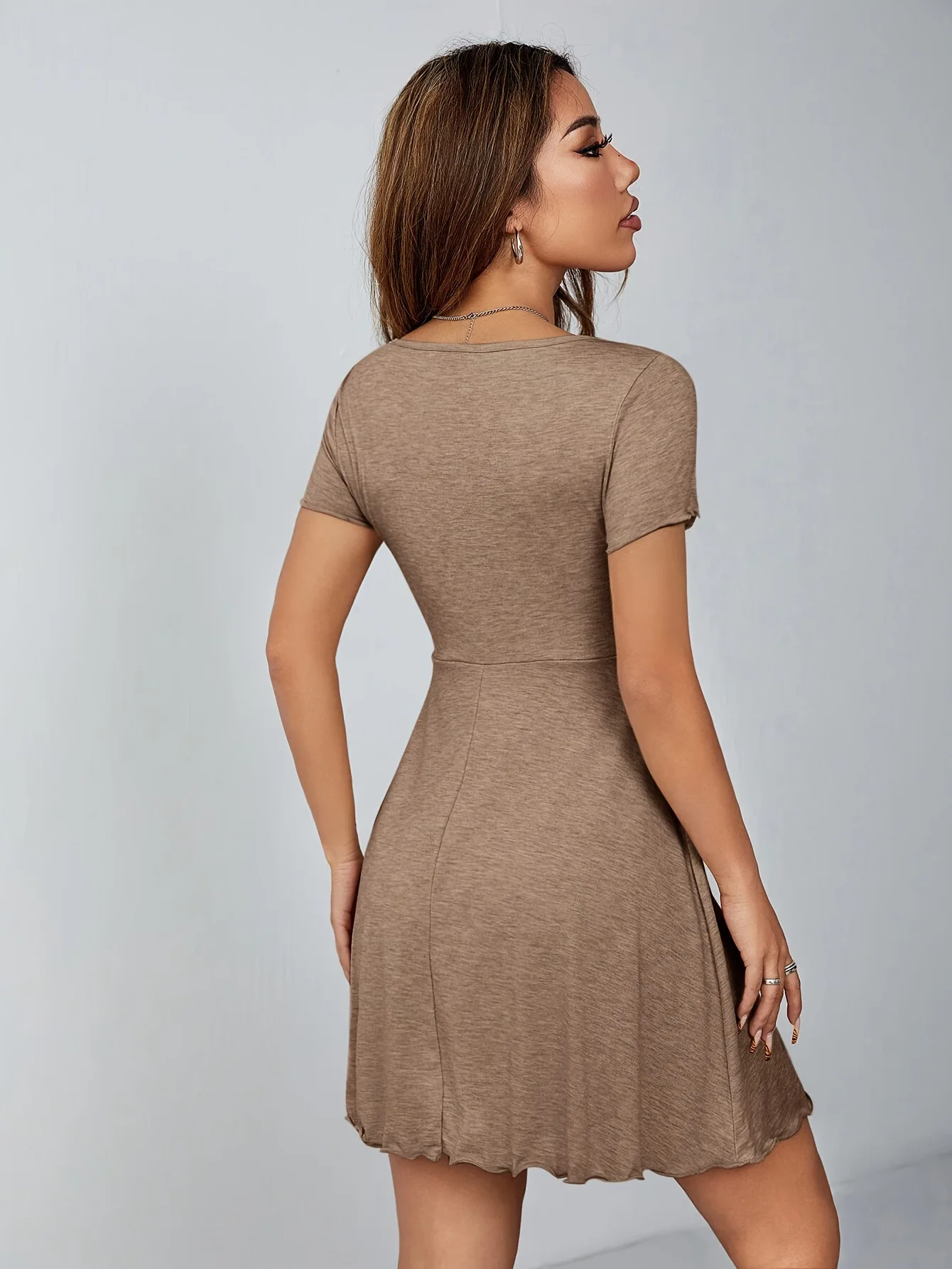 Sommerkleid für Damen mit V-Ausschnitt im Pure Desire Stil, Schleifendetail, Französischer Slim-Fit, Elegantes Design mit Taillenbindung – Detail 3