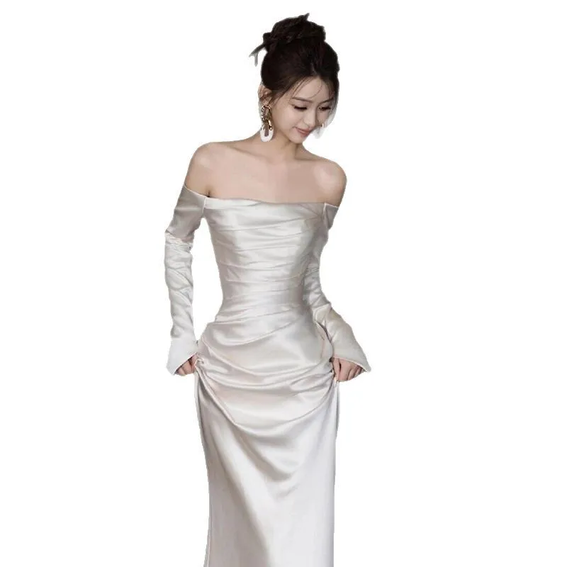 旅行写真用のフィッシュテール付きワンショルダースリムフィットサテンドレス、ハイエンドの気質、長袖ブライダルトーストドレス