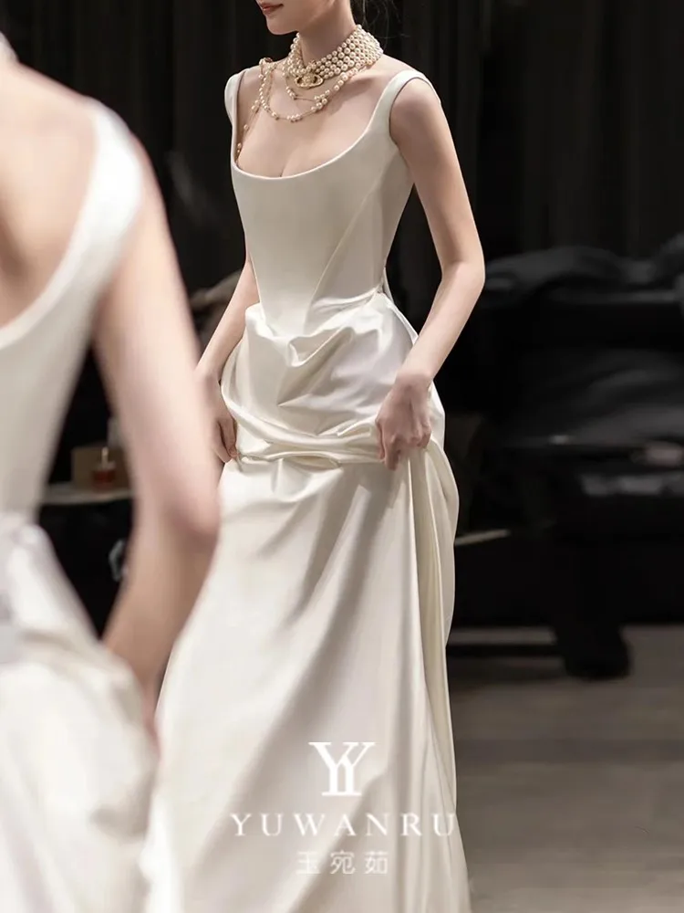 Ein neues Neckholder-Kleid mit Satinstruktur und weißem Haupttüll für Abendkleider