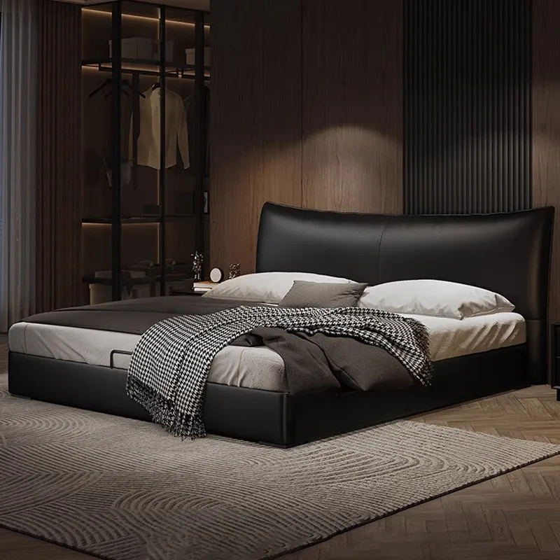 Moderne, einfache kleine Wohnung mit Doppelbett