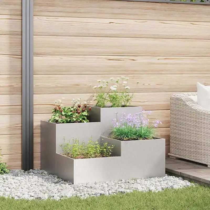 Jardinière rectangulaire moderne pour l'extérieur – en acier avec finition résistante aux UV et fond ouvert pour un drainage optimal.