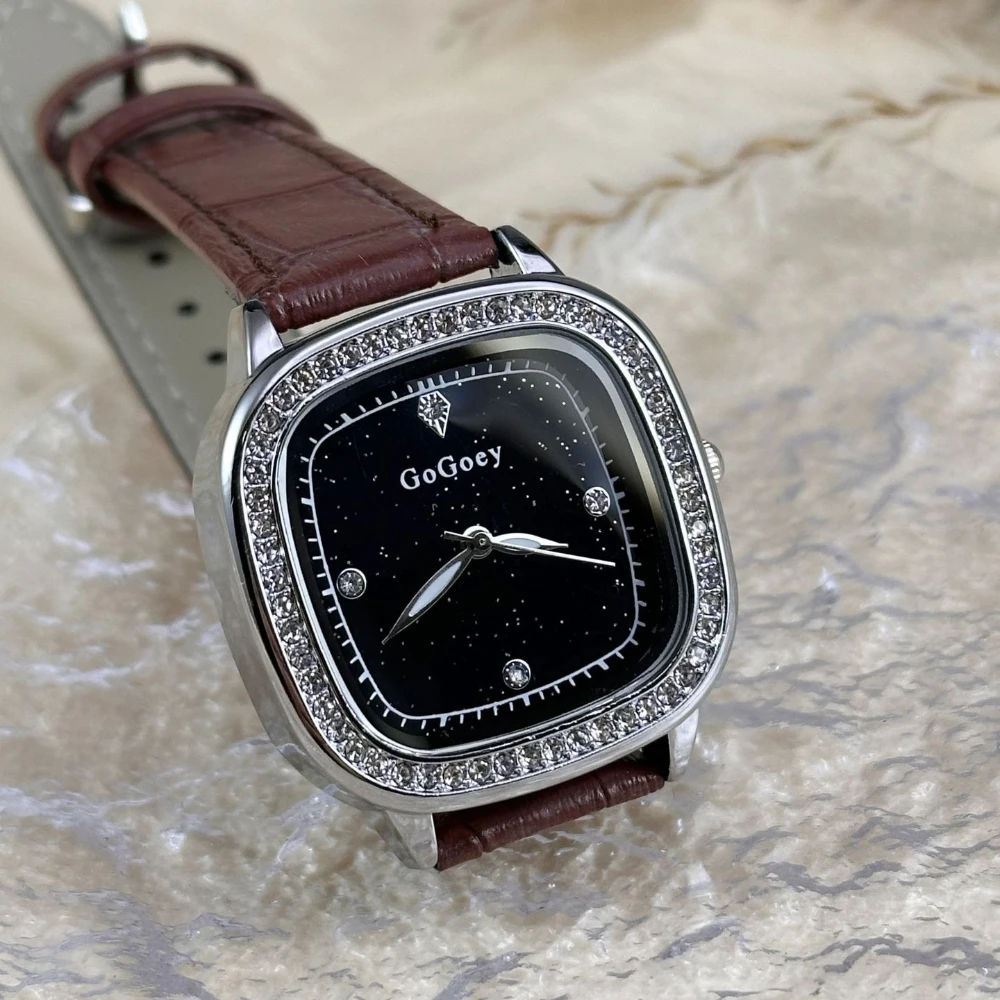 موضة 2025 ساعة كوارتز نسائية مربعة بسيطة جديدة فستان جلدي غير رسمي ساعة يد نسائية Montre فام