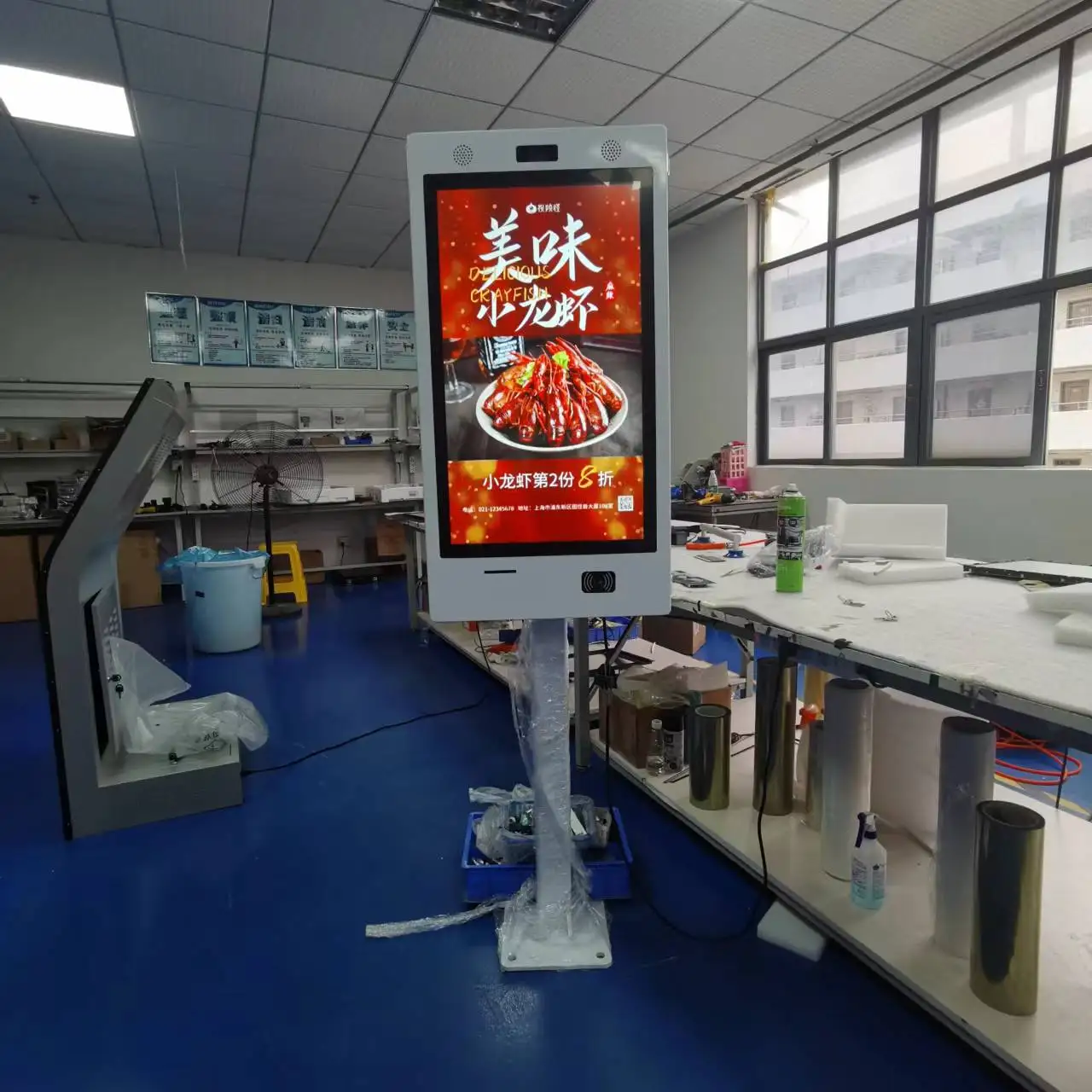 32 Inch High Brightness Waterproof Outdoor Vertical Capacitive Touch Self-Service Ordering Machine with Printer Retail