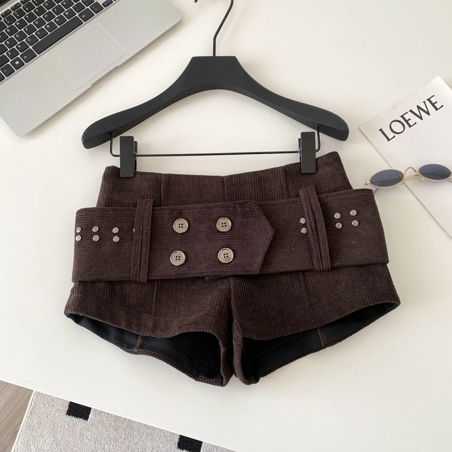 Clothland Women Sweet Corduroy Shorts With Wide Belt Zipper White Black Retro Vintage Female Sexy Mini Shorts SA84