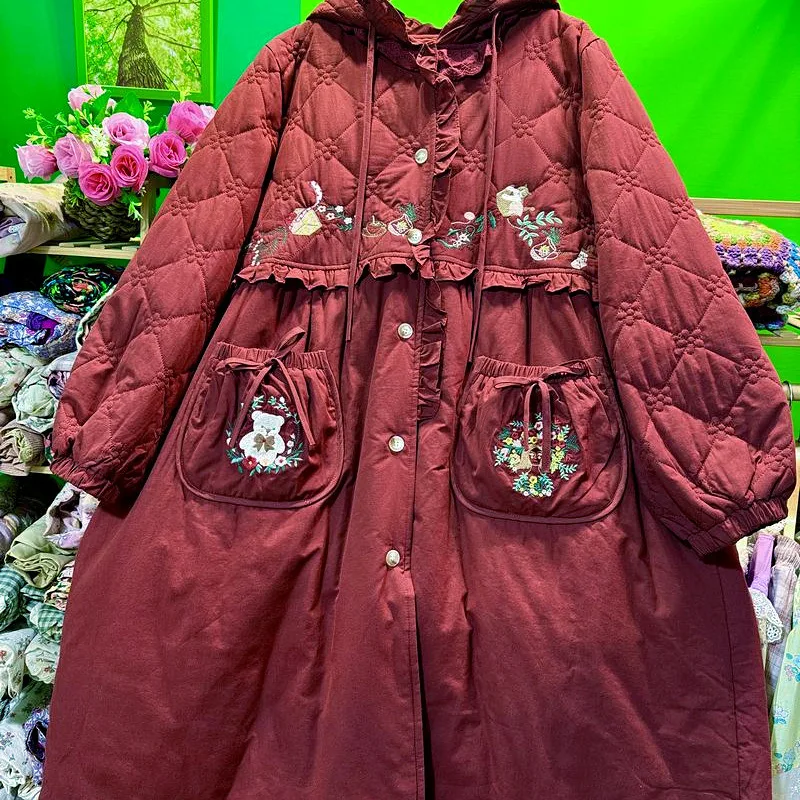 

Зимняя красная толстовка с вышивкой, стеганое длинное пальто в стиле рококо, женское пальто Mori Girl Kawaii, милое корейское модное повседневное пальто в стиле Лолиты
