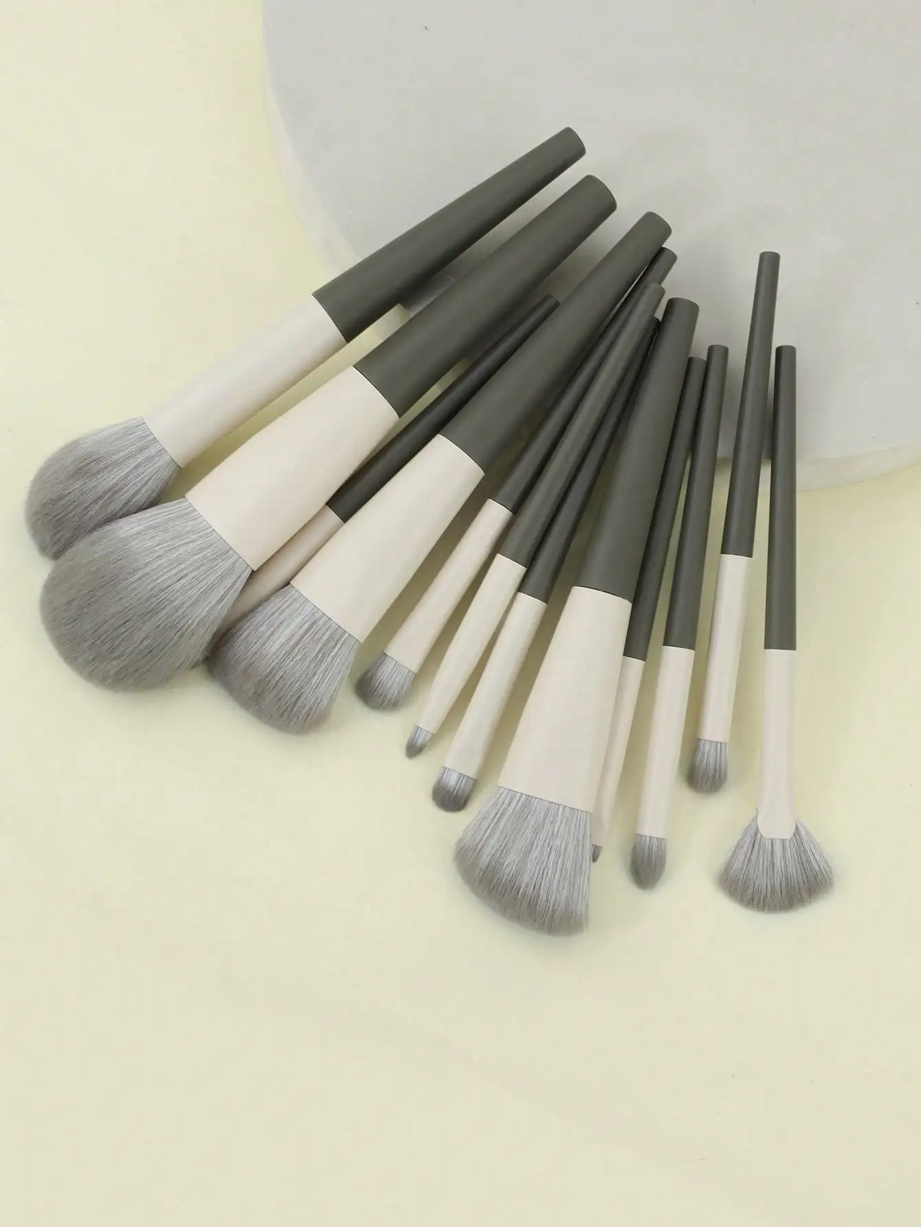 10 Pcs Professional Makeup Brush Set  Handle Soft Nylon Bristle Foundation Blush Powder Eyeshadow Cosmetic Make‑up Brushes Kit