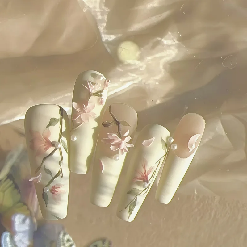 Eine Nagelkunstform aus Magnolienblüten, Blumenmustern, dreidimensionalen Schnitzereien, transparente Silikonform – Detail 3