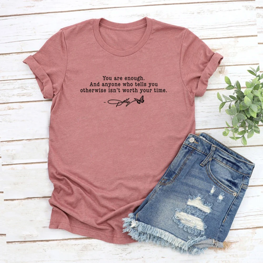 �Du bist genug“-T-Shirt, inspirierendes Zitat, T-Shirt im Dolly-Stil, Damen-T-Shirt mit kurzen Ärmeln, grafisches T-Shirt, T-Shirt für Country-Musik-Liebhaber. – Detail 8