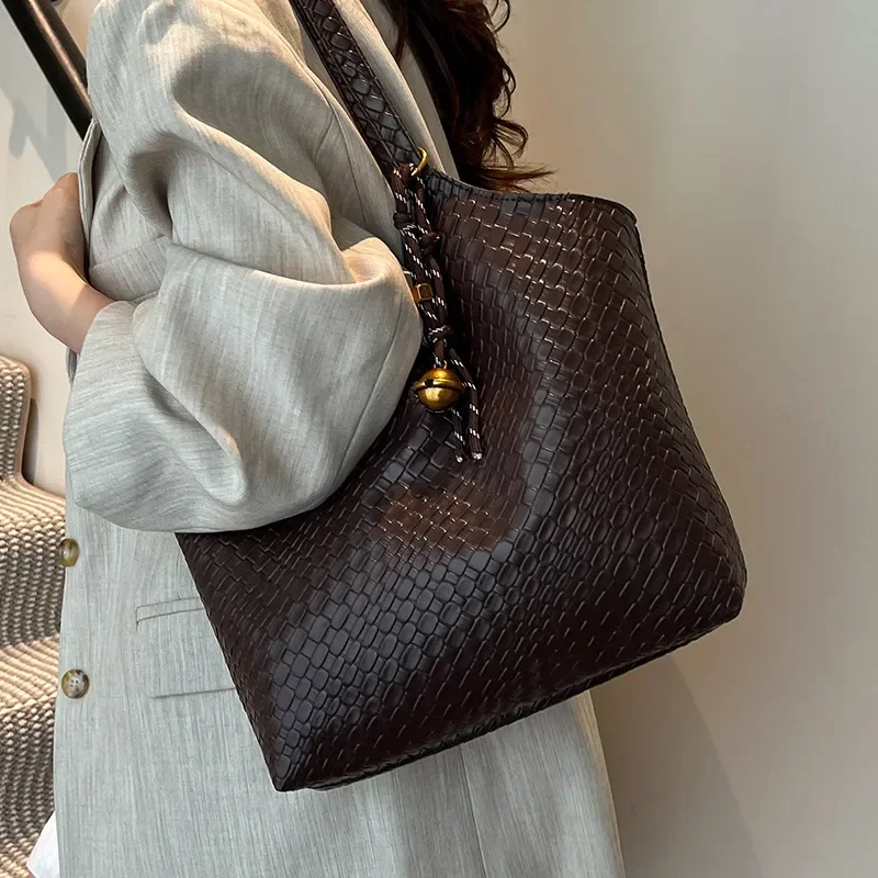 Women's Large Capacity Shoulder 2026 Summer New Versatile Commuter Underarm Trendy Tote Bag This Year