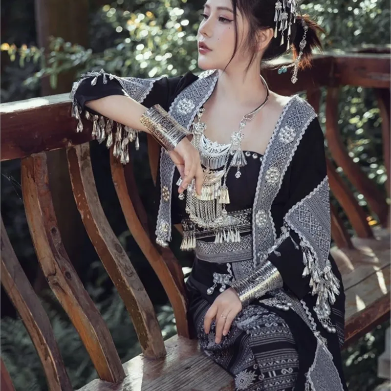 Abito etnico femminile coda vento lunga foto di matrimonio Miao abbigliamento del villaggio