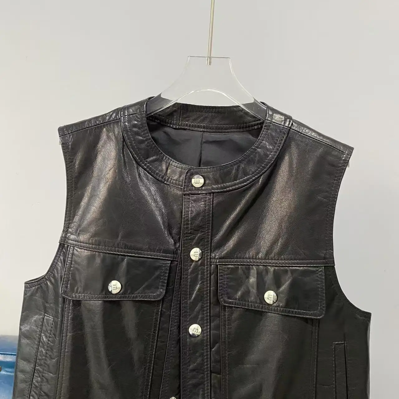 Elegancka kamizelka damska ze skóry naturalnej, okrągły dekolt, luźny krój, idealna na dojazdy do pracy.