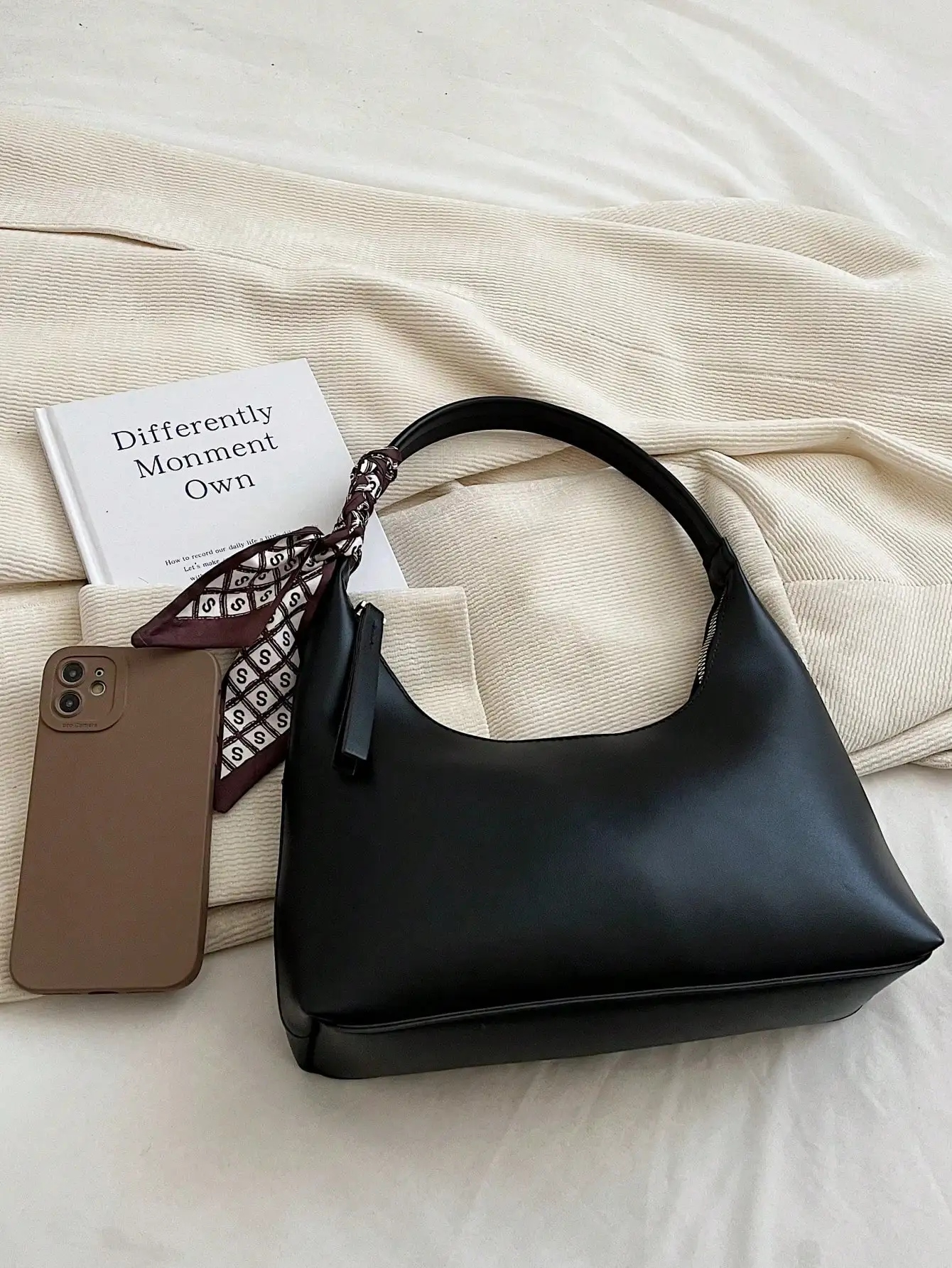 Bolsa Hobo Média Preta com Alça Estilo Lenço e Fecho de Zíper