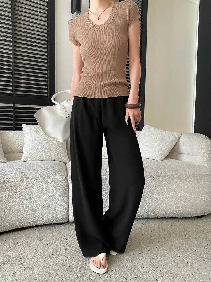 Sommerlicher Damenpullover in unifarbenem, französischem Design, doppellagig, mit V-Ausschnitt, schmal geschnitten, kurzärmelig. – Detail 5