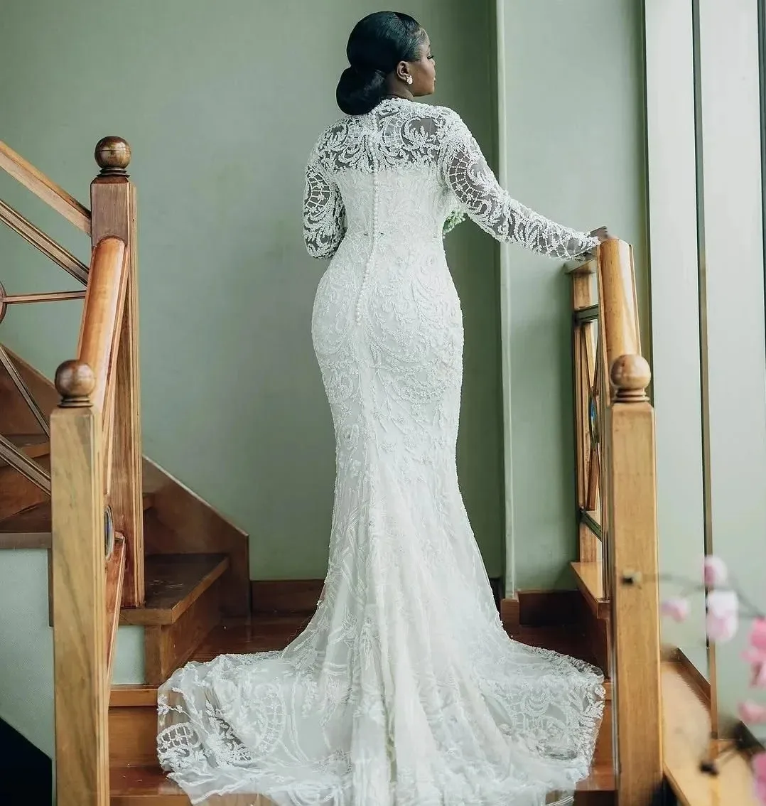 Suknie ślubne w stylu syreny plus size dla afrykańskich kobiet, suknie ślubne z iluzorycznym odpinanym trenem, długie rękawy, zdobione koralikami, koronką i kryształami.