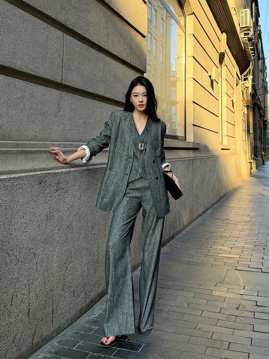 

Льняной комплект для женщин: элегантный жилет и длинные брюки в стиле Old Money. Модный комплект из двух предметов. Коллекция Весна-Осень 2026.