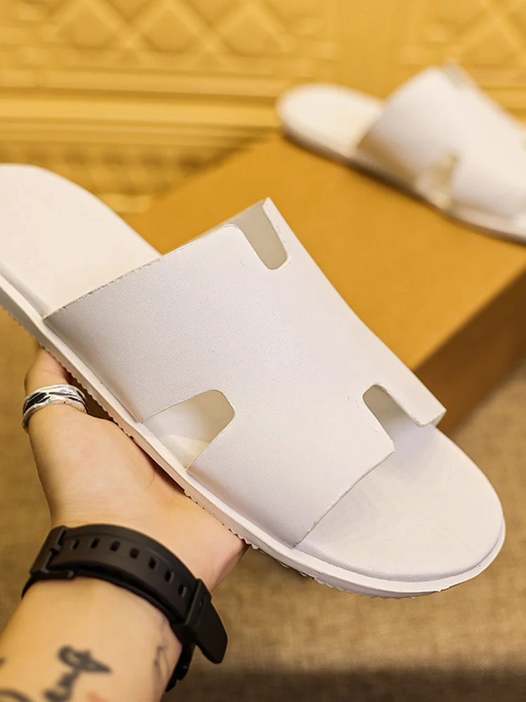 Men's Slip-On Sandals Casual Outdoor Flat Bottom Leather Surface Open-Toe Fashionable Summer Slippers Trendy Clogs