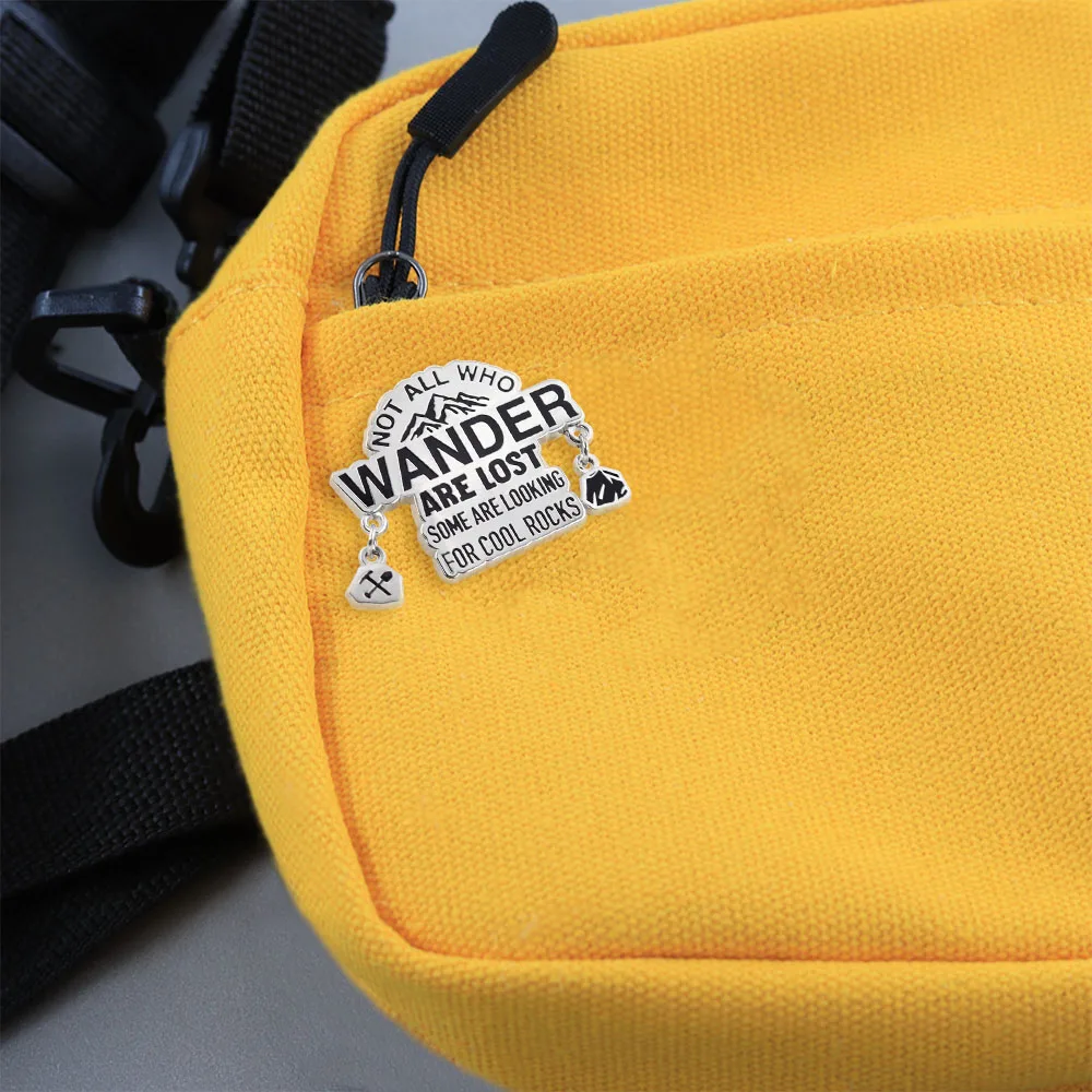 Não é Apenas Quem Vaga que Est - Embroidery Initials avaliação e preço